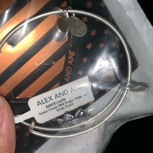 👑Alex and Ani Queen Crown Bangle👑